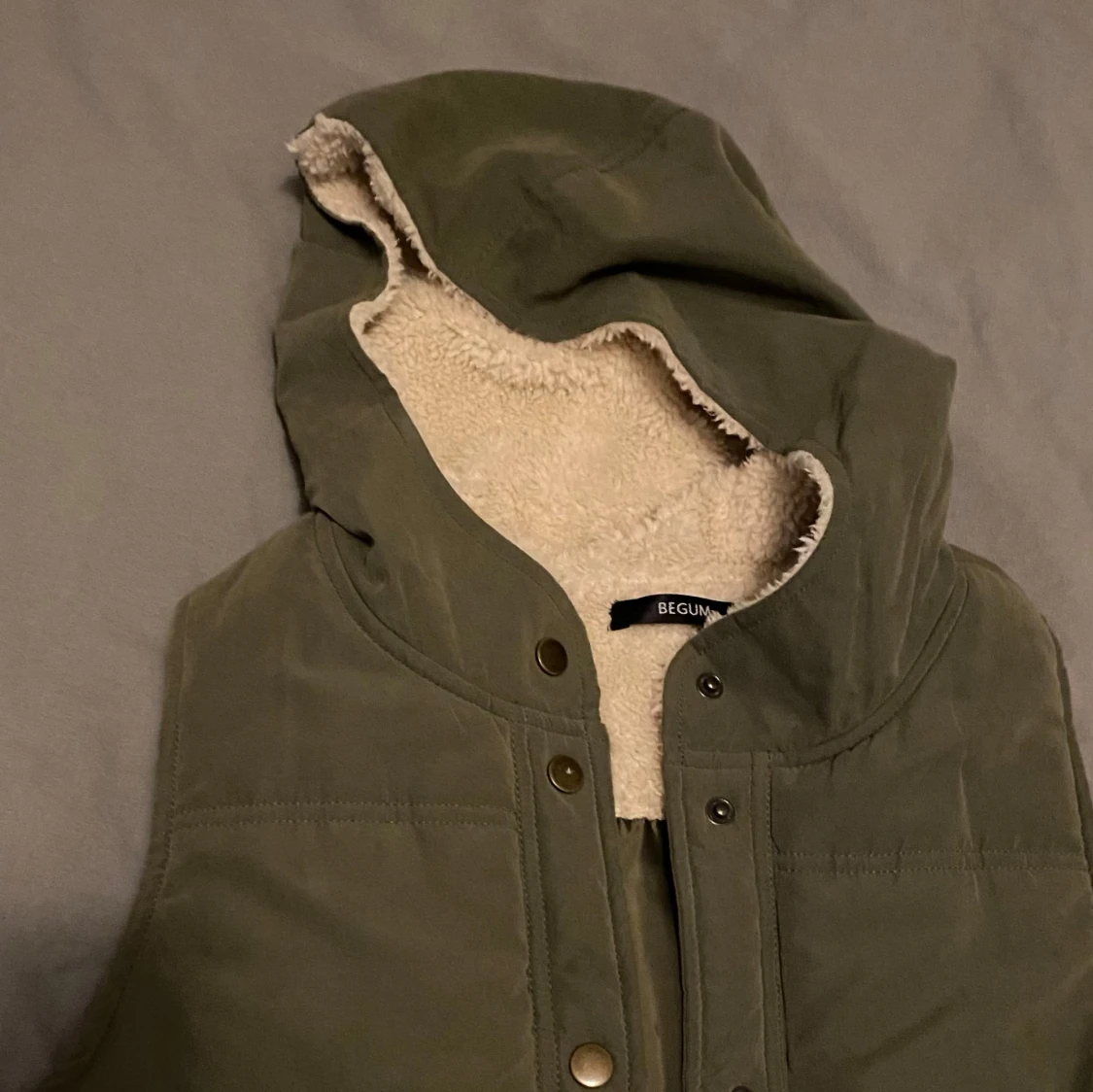 Grön väst med huva från Begun - 90
