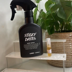 Sticky Dates 2ml‼️ - Observera att det är en splitt av parfymen alltså inte den stora flaskan, 2 ml splitt, flaskan har sprej funktion🌸köp sker via köp nu knappen 