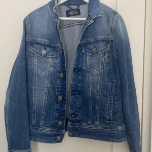 Blå jeansjacka från Replay - Säljer en blå jeans jacka från replay i stlk 150 men skulle även säga att den passar 158/164. 