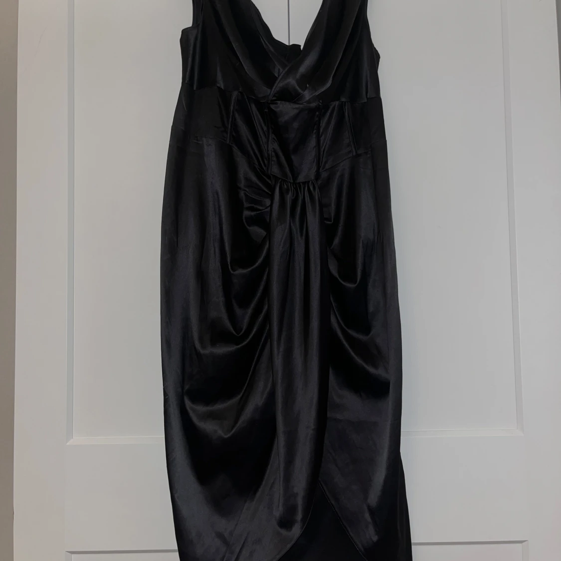 Svart långklänning i satin