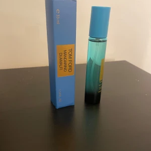 Tom Ford Mandarino di Amalfi Parfym - Tom Ford Mandarino di Amalfi parfym Eau De Parfum. Perfekt för den som älskar fräscha och citrusdoftande parfymer.