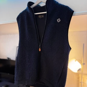 Morris fleece väst - Säljer nu min morris fleece väst för att den har blivit för liten. skick 9/10. Nypris ligger på 2000. Hör av er vid frågor!