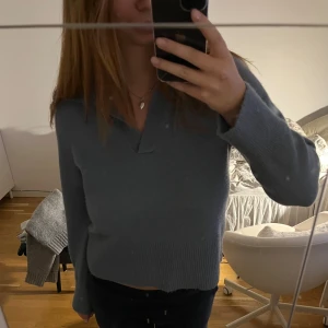 Blå stickad tröja - Säljer en mysig blå stickad tröja från KappAhl. Perfekt för kyliga dagar!