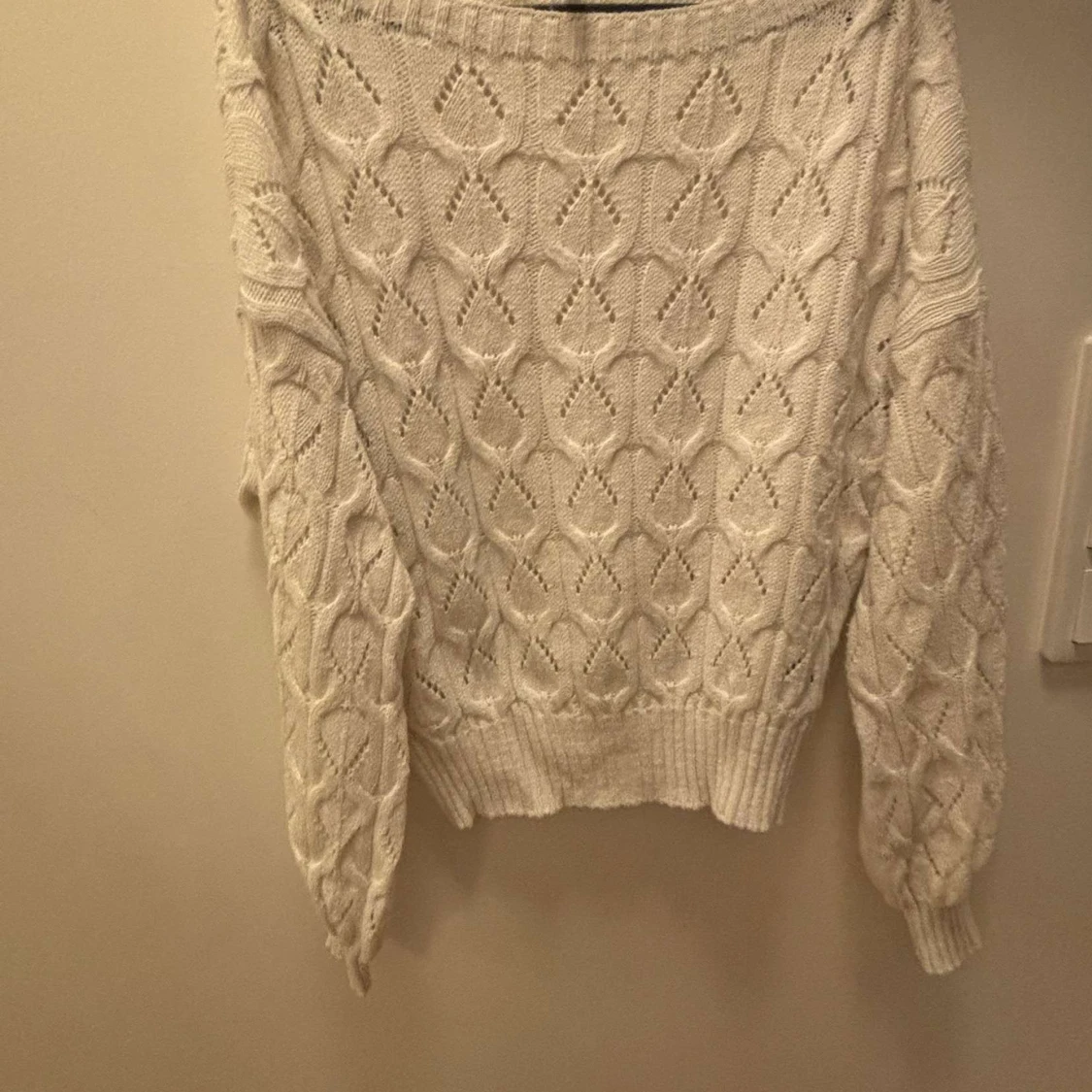 Vit stickad tröja