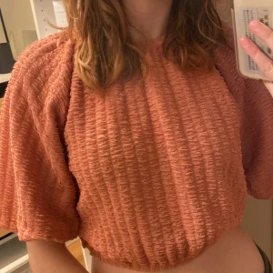 Rosa topp - Väldigt fin korallrosa topp från Gina Tricot. Fint tygmönster och lite puffiga ärmar. Lite svårt att få till färgen på bild, men ganska varm mjuk rosa 💕