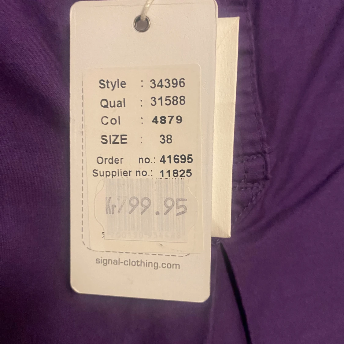 Lila och vit klänning från Signal - 91