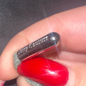 Söker dessa metall bitarna som sitter på snörena på juicy couture settet - Söker då dessa metall bitarna som ska sitta på snörningen på juicy couture setten. 