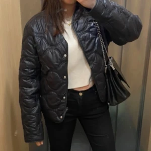 Mango jacka - Säljer denna jättefina o populära jackan från mango! Helt ny o storleken är M men passar mig som har s (lånad bild)