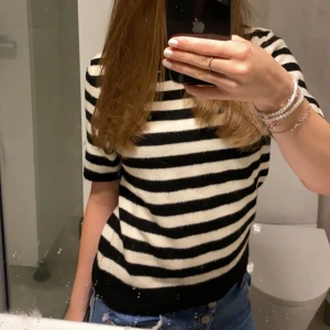 Stickad tröja - Snygg stickad kortärmad från hm. Ganska använd och därav lite nopprig. Passar x-xs