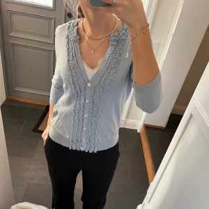 Blå stickad kofta  - Blå trekvartsärmad kofta från Talbots i storlek M, skulle säga att den även passar S. Fint skick. Använd gärna köp nu!