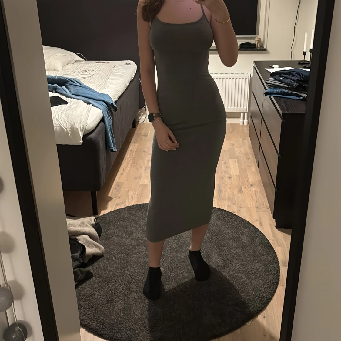 Grå tight klänning