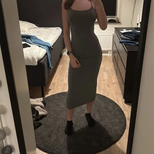 Grå tight klänning - Från SHEIN, inget märkvärdigt. Sitter snyggt. Är i storlek S. Jag är 172cm. 