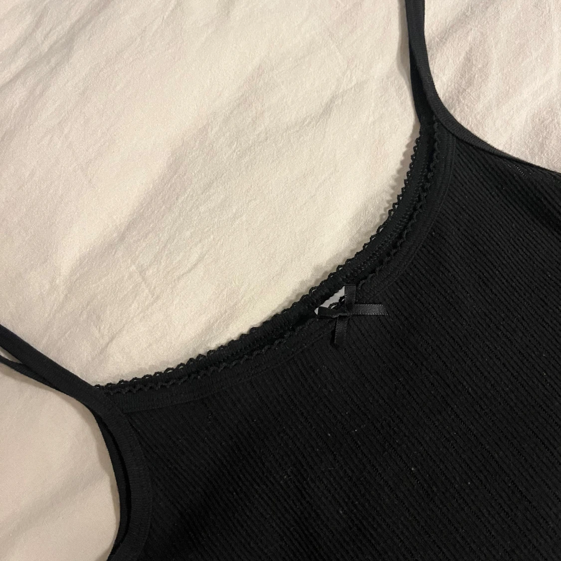 Linne med spets och rosett - 90