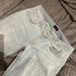 Ljusblå bootcut jeans från NLY Jeans - Snygga ljusblå bootcut jeans från NLY Jeans. Jag är 168 och dom passar i längden. Dom e tvärsöver midjan 36 cm.