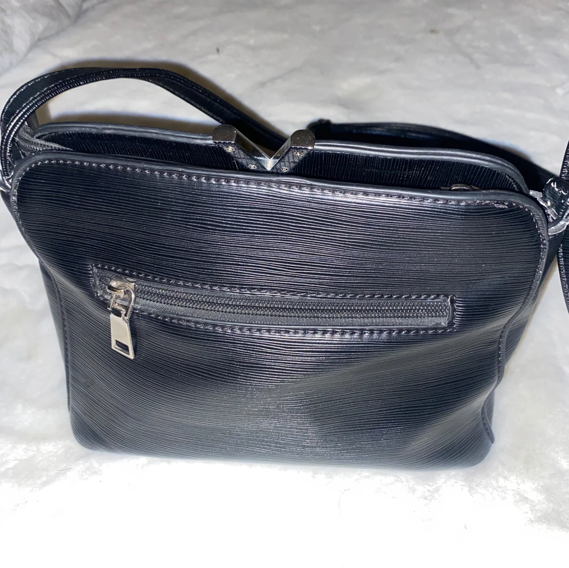 Svart axelväska med V-detalj - 91