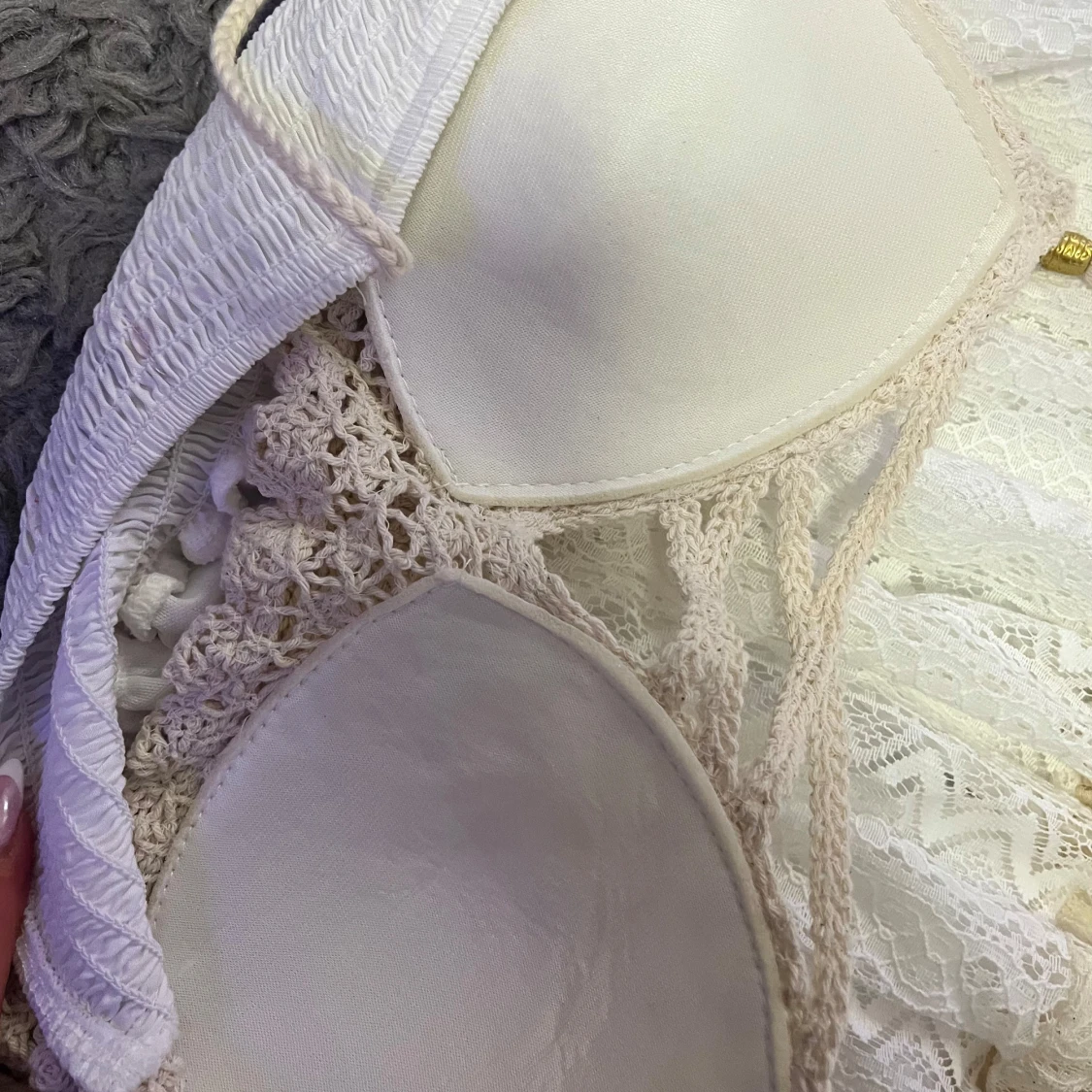 Beige och vit klänning med spetsdetaljer - 91