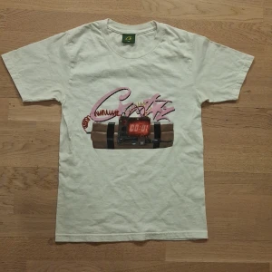 Corteiz t-shirt  - Säljer denna snygga Corteiz t-shirt I storleken Xs. Det är en väldigt populär modell, med texten NOTIME4LUV på baksidan. Den är i bra skick, och priset är diskuterbart ✅️