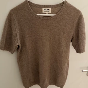 Soft goat tröja  - Superfin topp i kashmir från Soft goat. Modellen heter ”short sleeve crewneck”. Köptes förra året men kommer tyvärr inte längre till användning. Endast använd två gånger❣️Storlek S. Nypris 1900kr! 