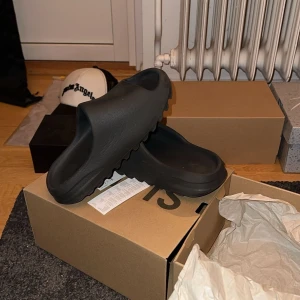 Yeezy slide  - Säljer ett yeezy slide onyx i storlek 40,5 använda varsamt. Äkta! Skriv för mer information 