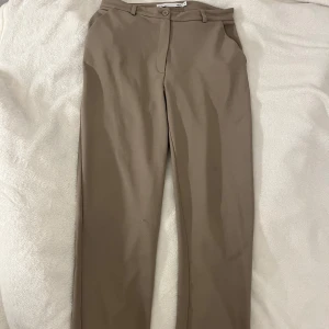 Kostymbyxor  - Kostymbyxor använda 1 gång, men har 2 trådar lös men är inget hål där eller liknande