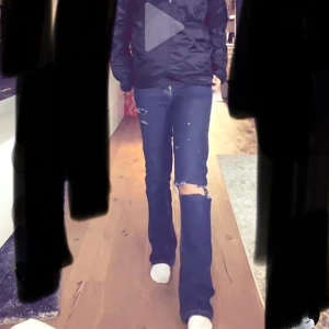 Blå jeans med slitningar - Snygga blå jeans med slitningar på knäna. De har en bootcut-stil som ger en avslappnad look. Perfekta för en trendig vardagsstil.