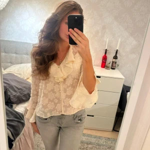 Blus Zara - Säljer denna superfina blus ifrån Zara som använts två gånger💕