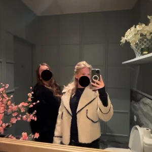 Beige jacka  - Fin jacka som inte används längre. Jackan är i nyskick och har inga skador. 