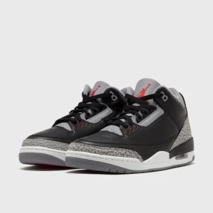 Nike Air Jordans i svart och grått - Snygga Nike Air Jordans i svart och grått med röda detaljer. Skorna har en klassisk design med snörning och en unik mönstrad sula. Perfekta för dig som vill ha stil och komfort i ett.