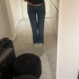 Blå jeans från Pepe Jeans - Snygga låga blå jeans från Pepe Jeans med utsvängd passform vid smalbenen. Kontakta om frågor eller om pris