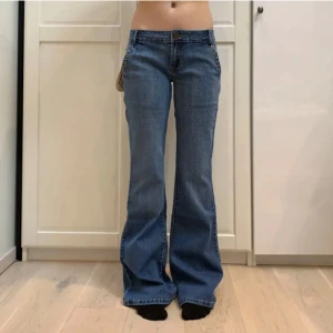 Bootcut jeans - Jättensnygga jeans köpta här på Plick som tyvärr är lite för stora! Mycket sparsamt använda. Midjemått 41 cm, innerbenen 86 cm, gren 21 cm. Bilder från personen jag köpte dem av 💞