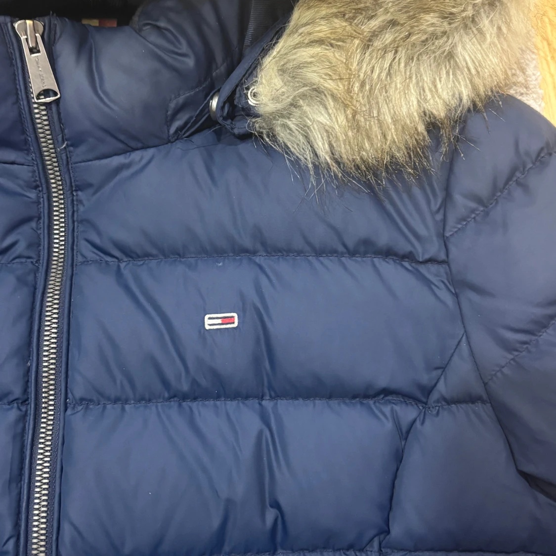 Blå dunjacka från Tommy Jeans - 90