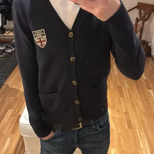 Morris gents Mörkblå stickad cardigan - Snygg mörkblå kofta från Morris. Använd 1-2 gånger nypris 2000 kr. Otroligt fin kvalite. Kan gå ner i pris vid snabb affär. Extra knapp medföljer 