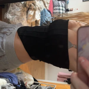 Svart korsett med dragkedja - Snygg svart korsett liknande topp från Nelly, för liten för mig, inte använd 💕