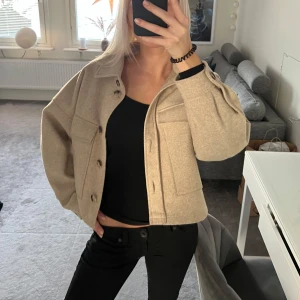 Beige jacka  - Beige jacka från Stradivarius, perfekt som vår eller sommarjacka då den är tunnare. Den är använd varsamt men har en del noppor💕
