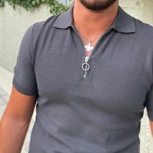 Piké med dragkedja - Mörkgrå/blå piké från H&M med korta ärmar och dragkedja 🌞 Använd en gång! 