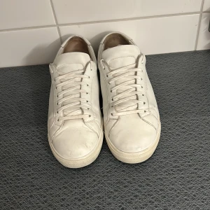 Saint Laurent  - Säljer dessa saint Laurent skor i färgen vit i ett bra skick till ett bra pris, perfekt nu inför vintern när man behöver ställa bort mocka skorna och ställa fram läder, pris kan diskuteras 