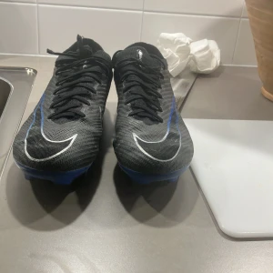 Svarta elite skor från Nike - Säljer ett par svarta Nike fotbollsskor som är elite de är i nytt skicka har använt de i 4 veckor