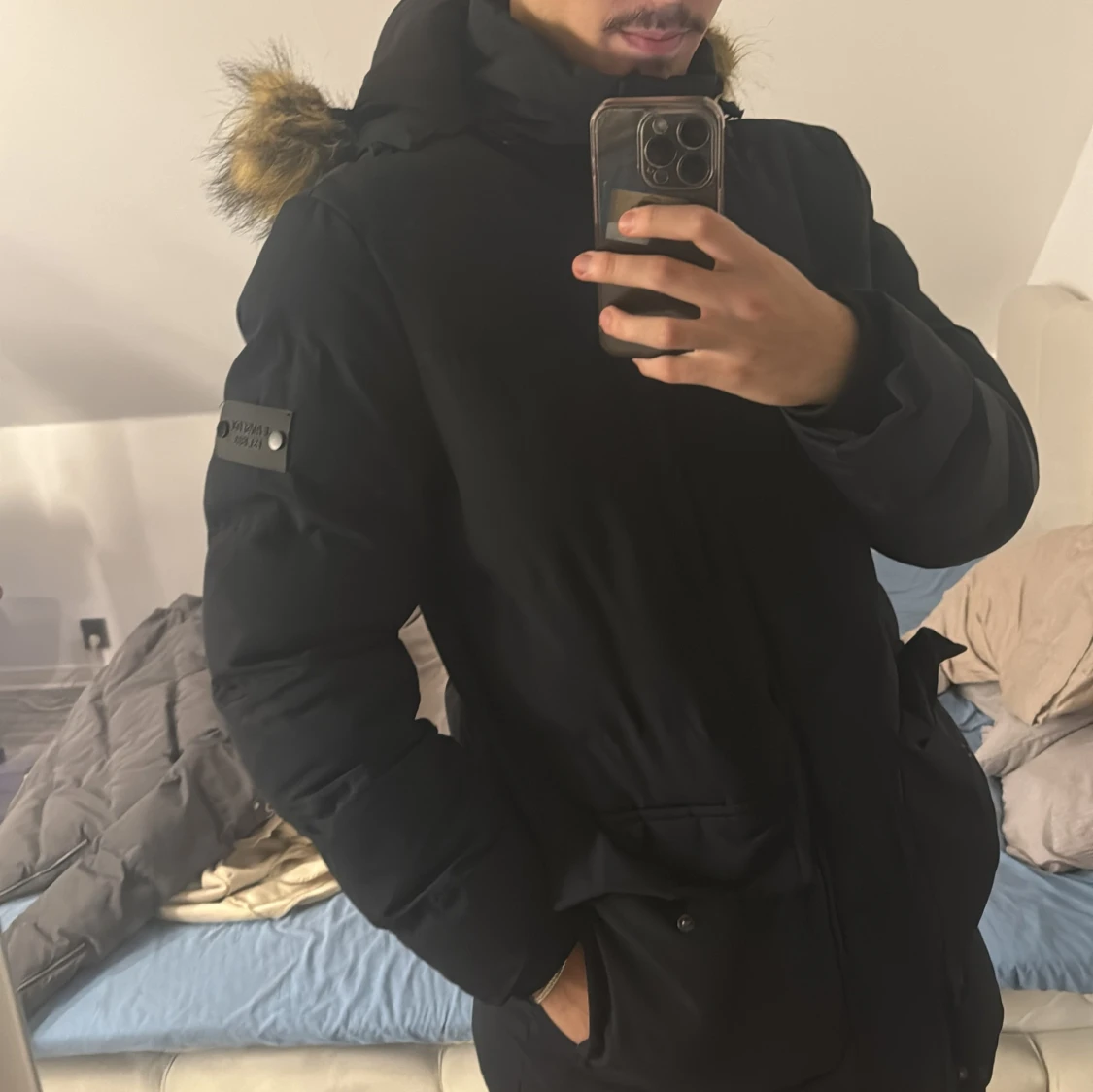 Svart vinterjacka med pälsdetalj från Indigo - 92