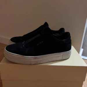 Axel arigato skor - Säljer ett par sneakers från Axel arigato i fin skick. Skorna är mycket bra skick. Priset går att diskutera🙌🏻