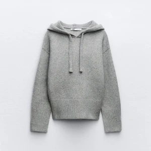 Grå hoodie från Zara - Mysig grå hoodie från Zara i mjukt material. Perfekt för kyliga dagar.  En stilren och enkel tröja som passar till det mesta. Den är i jättebra skick!!