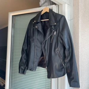 Svart skinnjacka från H&M - Säljer en snygg svart skinnjacka från H&M i storlek S. Jackan har en cool bikerstil med dragkedjor och knappar. Perfekt för höst och vår, och funkar lika bra till fest som till vardags. Den är i mycket bra skick 🖤