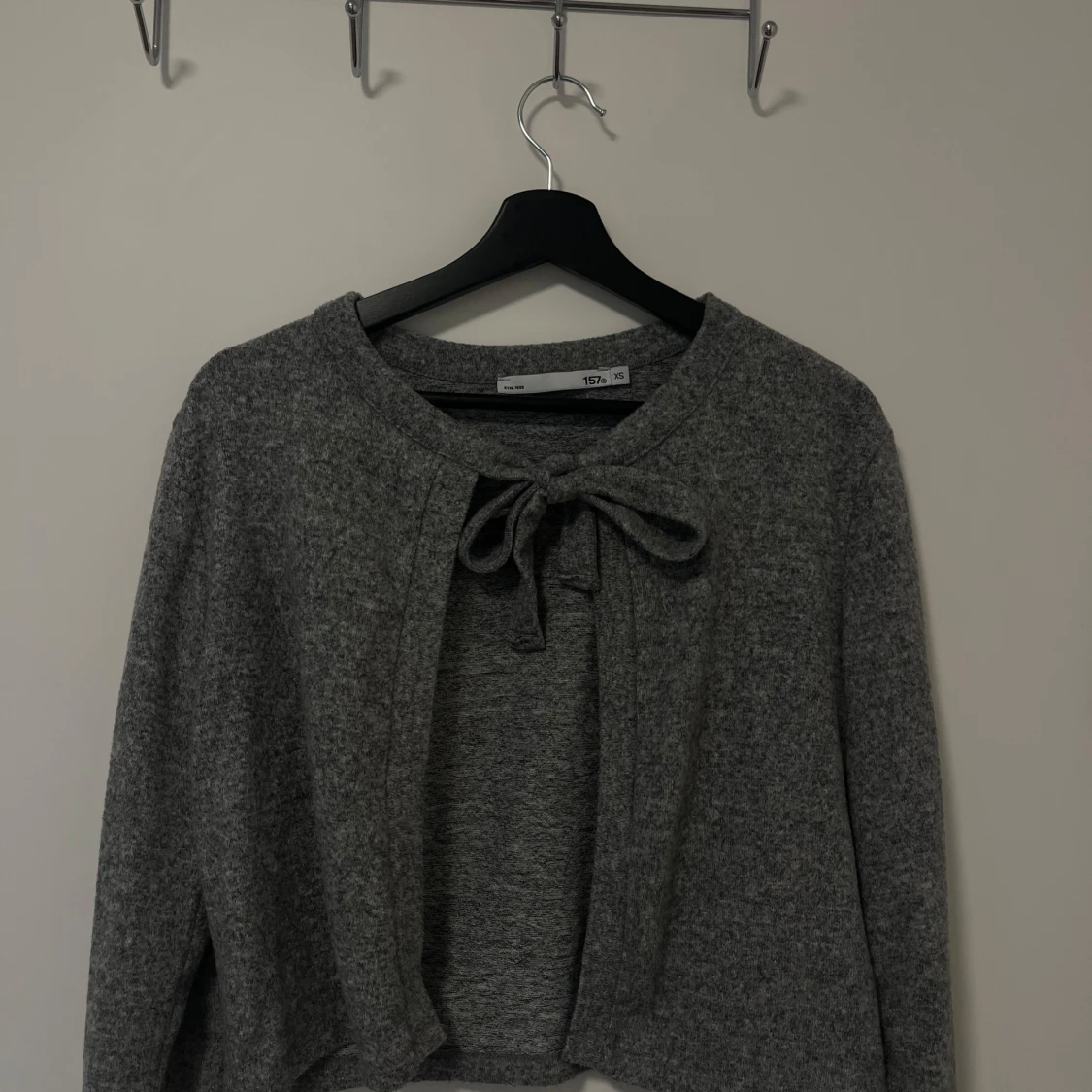 Kofta med knytdetalj