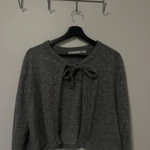 Kofta med knytdetalj - Grå blus med knytdetalj framtill🩶 jättefin och passar till alla tillfällen!