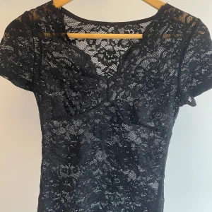 Svart spets tröja  - Jättesöt svart tröja i spets som är väldigt eftertraktad. Är så fin på och är strechig. Jättefint skick🤍