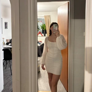 Studentklänning - Säljer min studentklänning, använd en gång och fortfarande i superfint skick. Passar även bra till sommar/ midsommar. Slutsåld på Nelly! Korsett upptill och mesh i armarna. Dubbla tyg så den är inte genomskinlig alls