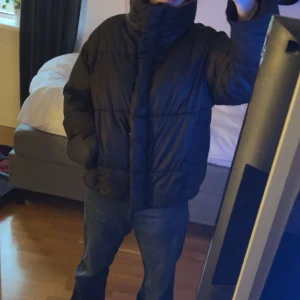 Vinterjacka - Svart varm vinterjacka från HM i storlek S, den är stor och puffig skulle säga att den passar M också🤗