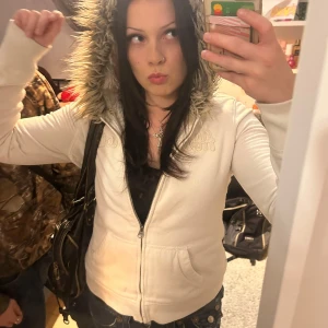 Vit hoodie med päls från Abercrombie & Fitch - Säljer en supermysig vit zip up hoodie från Abercrombie & Fitch. Perfekt för kyliga höst- och vinterdagar! 🤍❄️