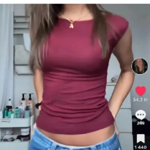 Vinröd tight topp - Snygg vinröd topp i tight passform. 