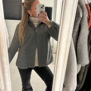 Grå kappa  - Så fin grå jacka med fina knapp detaljer ❣️❣️