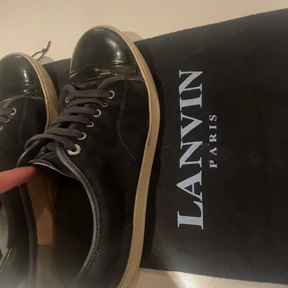 Säljer ett par lanvin 8/10 skick köpter för inte så länge sen men säljer då de inte kommer till användning! Säljer för bra pris vill bara få de sålda Dma för frågor och funderingar!storlek 42-43.  BLACK EDITION. Skor.